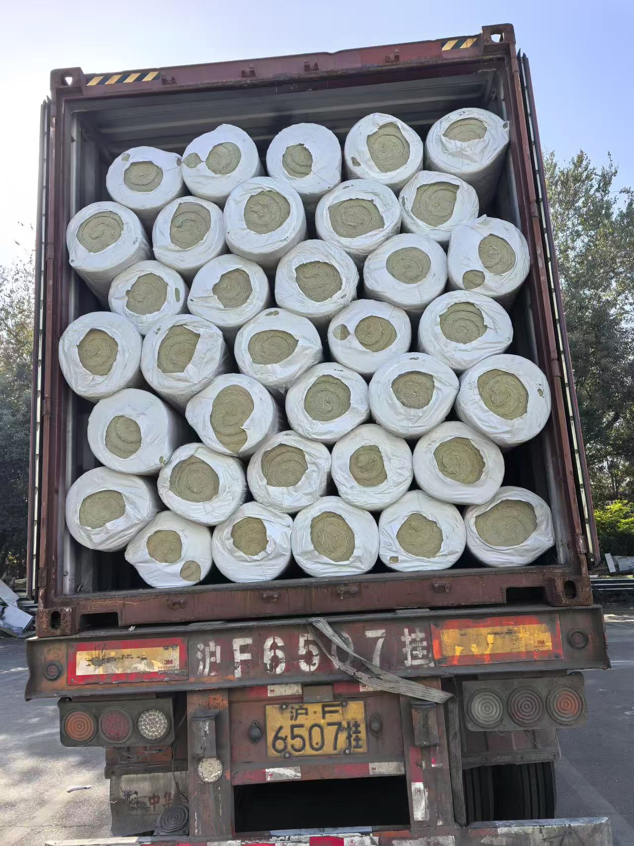 兩箱鐵絲網(wǎng)巖棉卷氈火速發(fā)往鋼鐵廠！